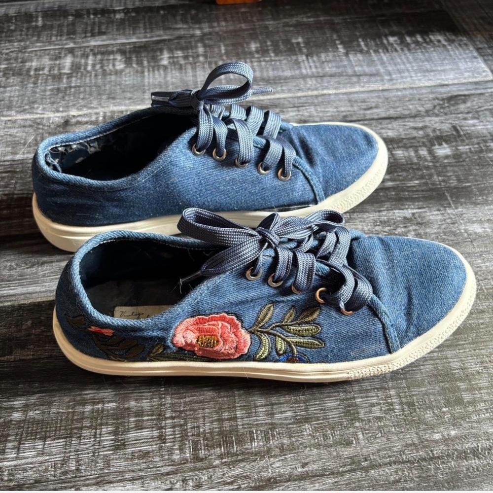 Vintage Havana Size 9 Denim Floral Embroidered Shoes - WELL WORN BUT CUTE